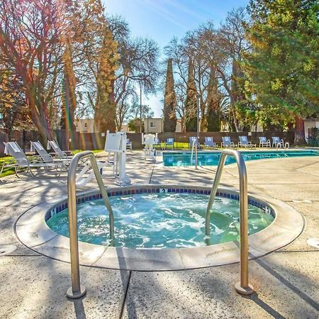 Lions Gate Hotel McClellan Bagian luar foto