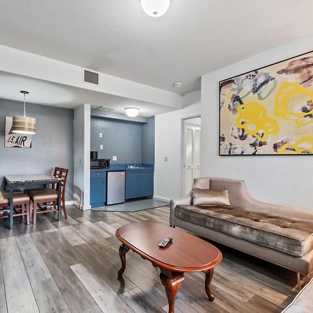 Lions Gate Hotel McClellan Bagian luar foto