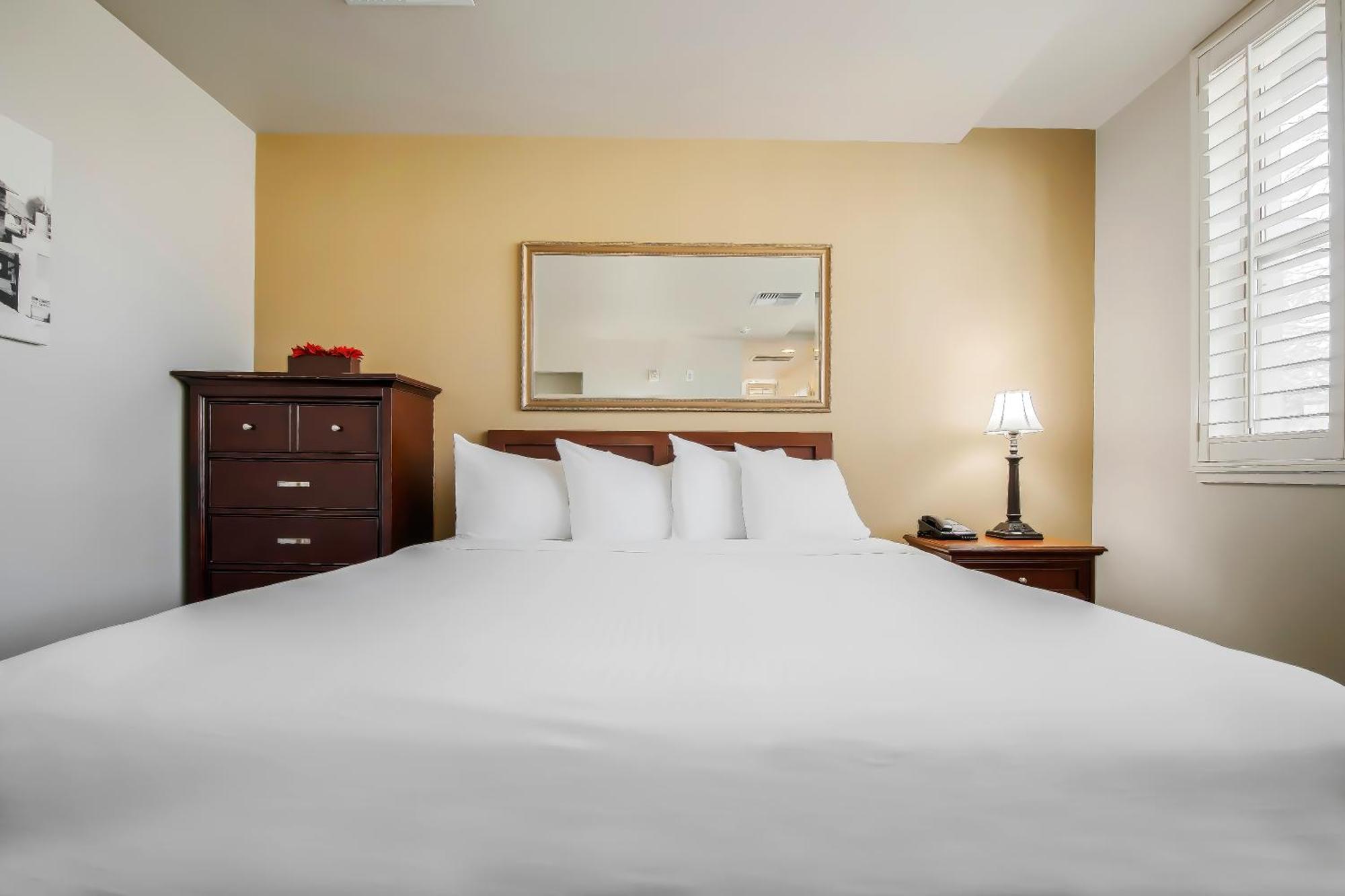 Lions Gate Hotel McClellan Ruang foto