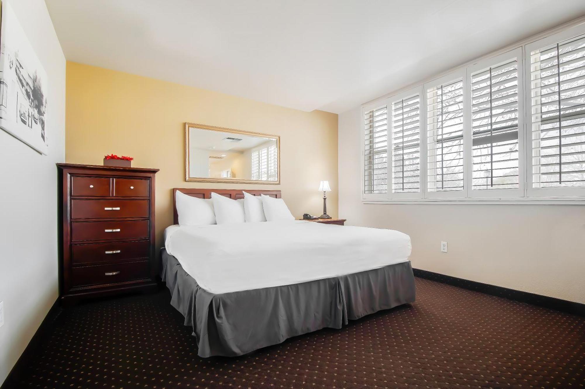 Lions Gate Hotel McClellan Ruang foto