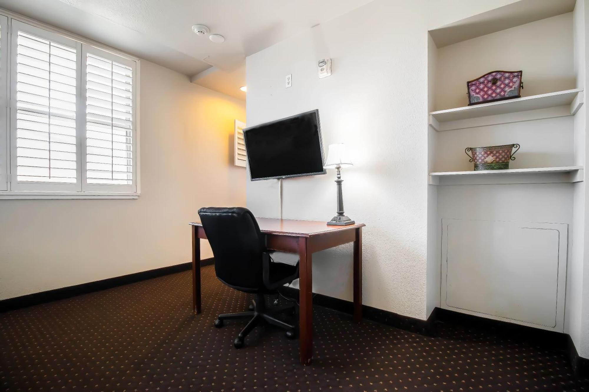 Lions Gate Hotel McClellan Ruang foto