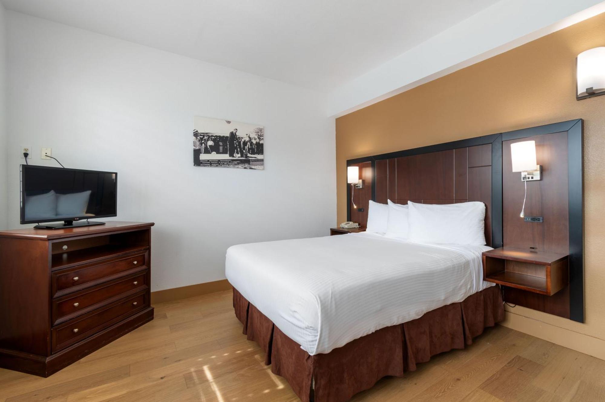 Lions Gate Hotel McClellan Bagian luar foto