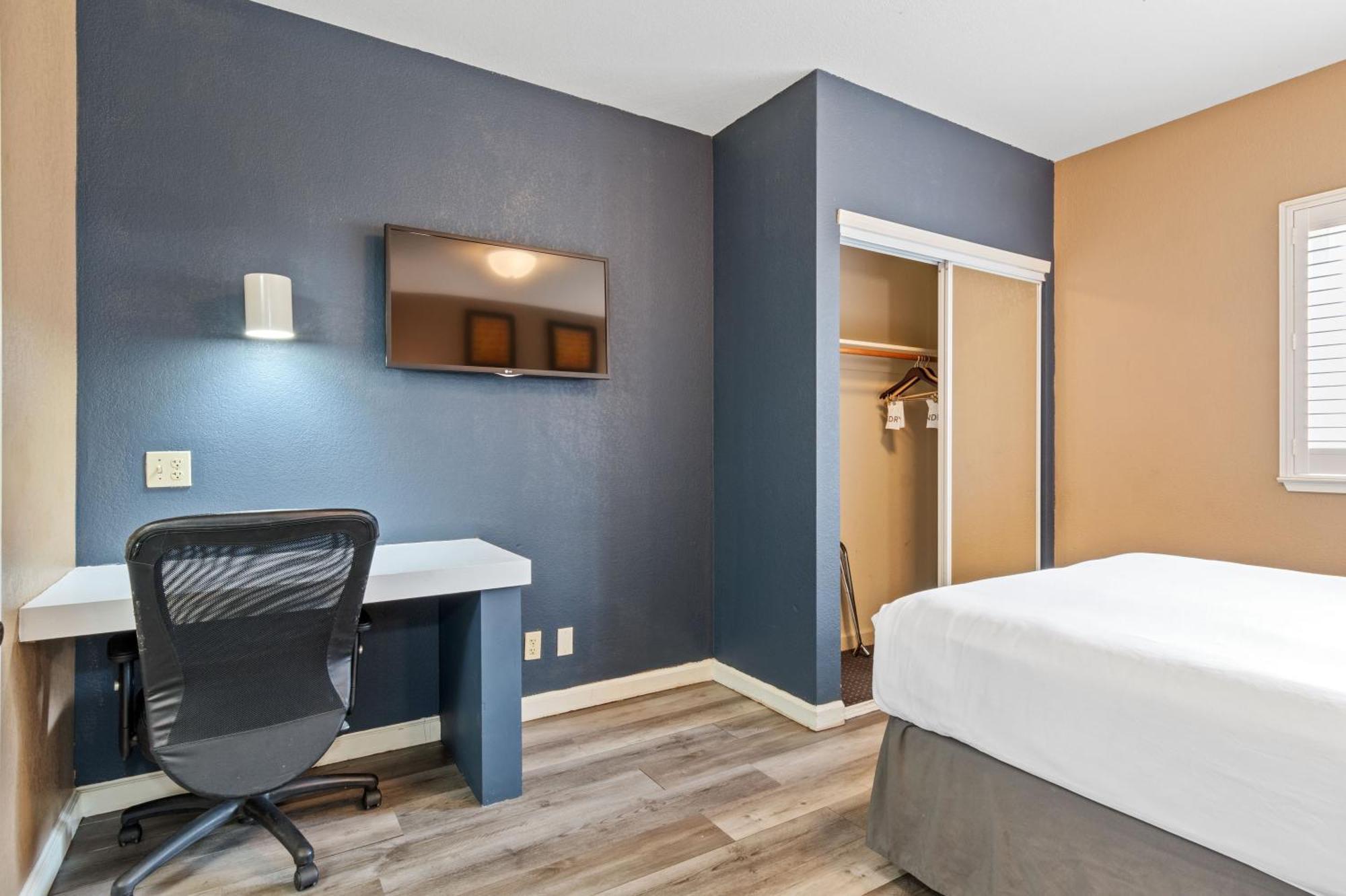 Lions Gate Hotel McClellan Bagian luar foto