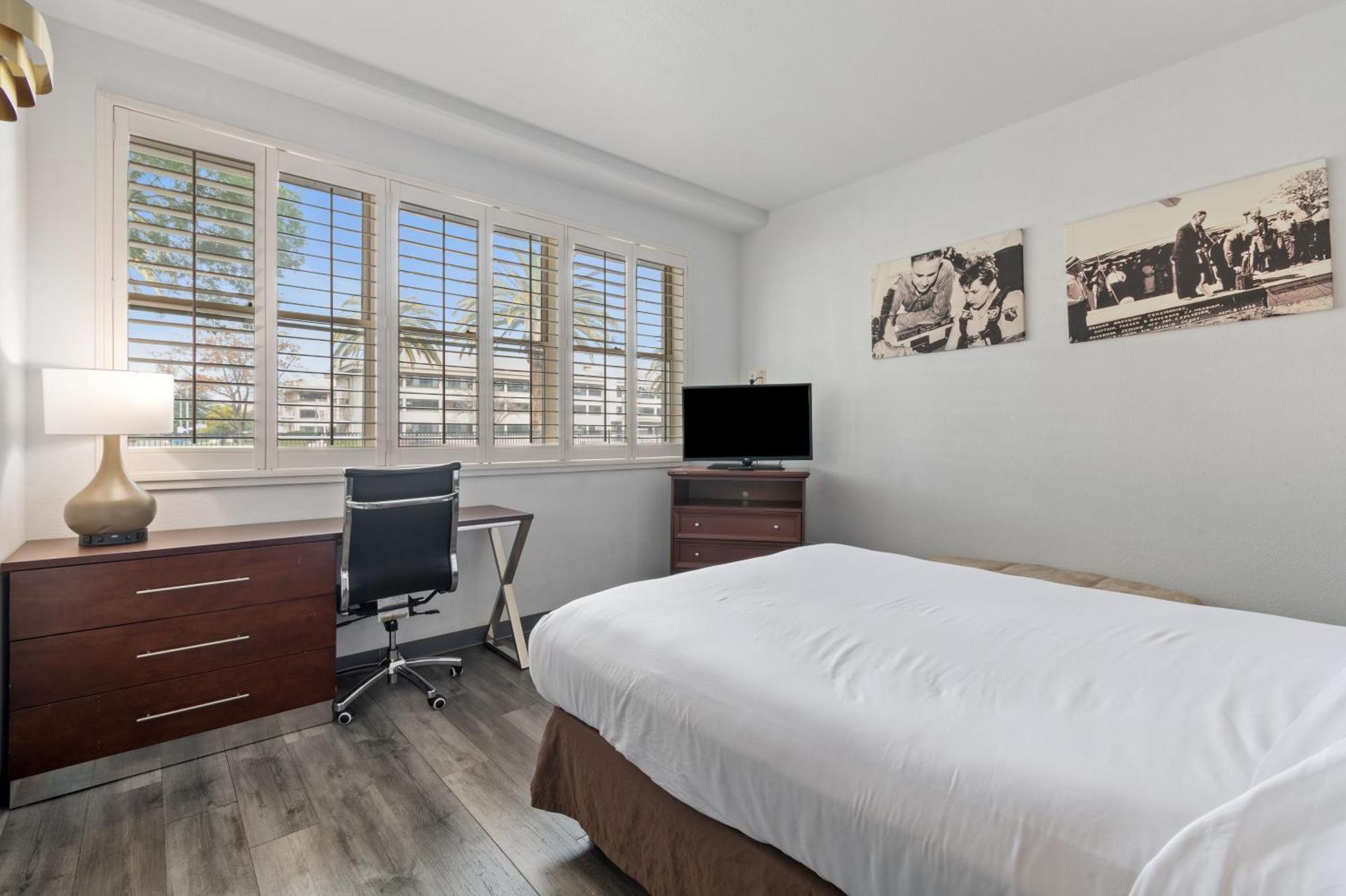 Lions Gate Hotel McClellan Bagian luar foto