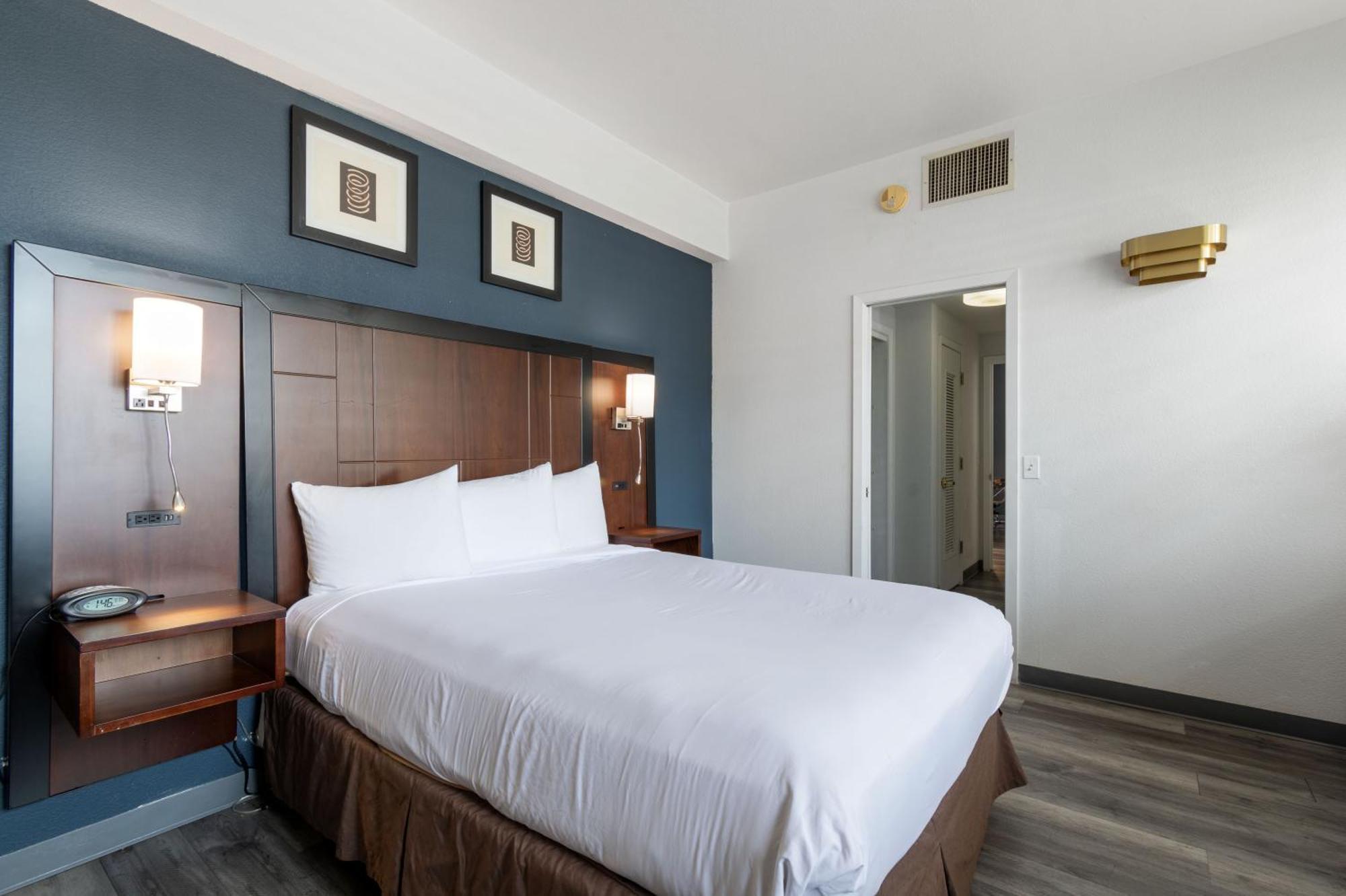 Lions Gate Hotel McClellan Bagian luar foto
